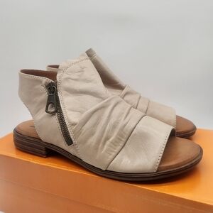 Miz Mooz Dylan Size 38 Sandals Cream Leather Peep Toe Flat 7.5-8